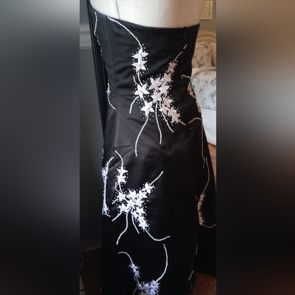 Gorgeous Jovani Strapless New York Dress - Picture 5 of 9